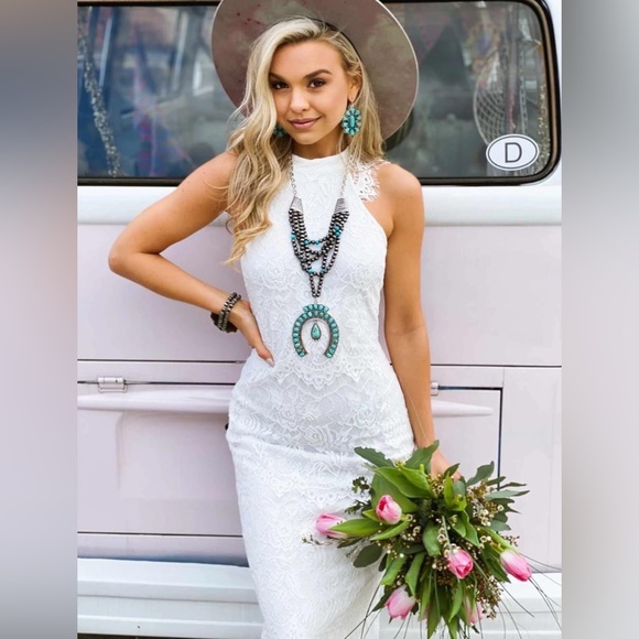 Plus size western boho white wedding dress halter neck with lace design - Picture 2 of 2